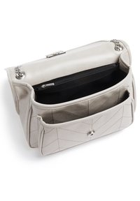 Borsa a mano in ecopelle beige con design trapuntato, ferramenta argento, una tasca con zip e due tasche aperte all'interno.