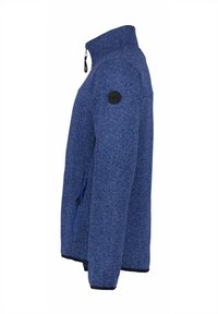 Giacca in pile color blu heather con colletto alto, tasche laterali con zip e patch nero con logo sulla manica sinistra superiore.