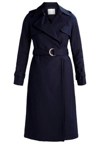 Mörkblå lång trenchcoat med breda slag, bälte i midjan med silverfärgad spänne och ärmsnoddar.