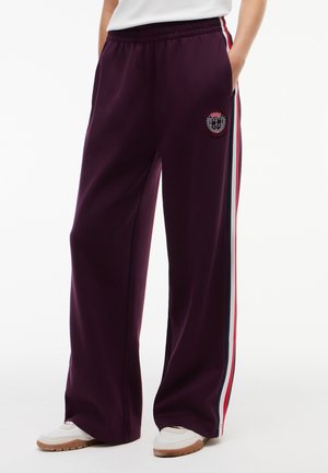 Tommy Jeans, GLOBAL STRIPE CREST JOGGERS - Долнище на анцуг - calypso berry