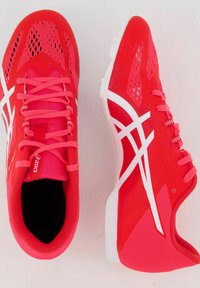 Scarpe sportive rosse con tomaia in mesh traspirante, punta rinforzata e dettagli bianchi. Presentano una suola ammortizzata e una presa testurizzata.