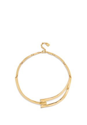 Collar de tono dorado con dos barras curvas unidas en el centro y un cierre de cadena con una extensión ajustable.