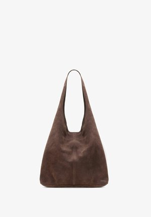 Brązowa zamszowa torebka na ramię z jedną szeroką rączką i miękkim, luźnym trójkątnym kształtem.