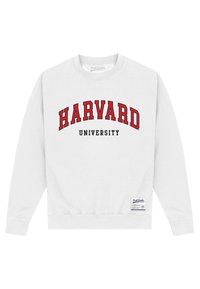 Bílá mikina s kulatým výstřihem, na které je v tučných červených písmenech nápis "HARVARD UNIVERSITY", s malou značkovou etiketou v levém dolním rohu.