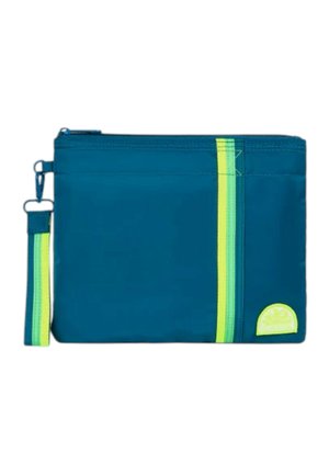 Bustina blu con cerniera con striscia verticale gialla e verde neon, cinturino coordinato e piccolo logo neon a forma di fetta nell'angolo in basso a destra.