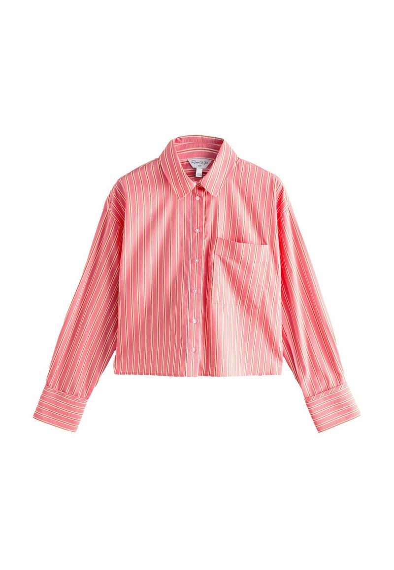 Korte button-up shirt in roze met smalle witte strepen, met een kraag, lange mouwen en een enkele borstzak. Glad stoftextuur.