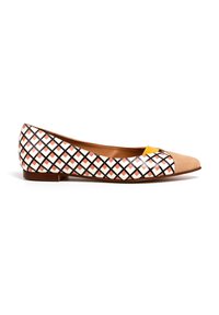 Bailarina con un exterior blanco y melocotón estampado, diseño de cuadrícula negra, puntera de ante beige y un pequeño acento amarillo en el lateral.