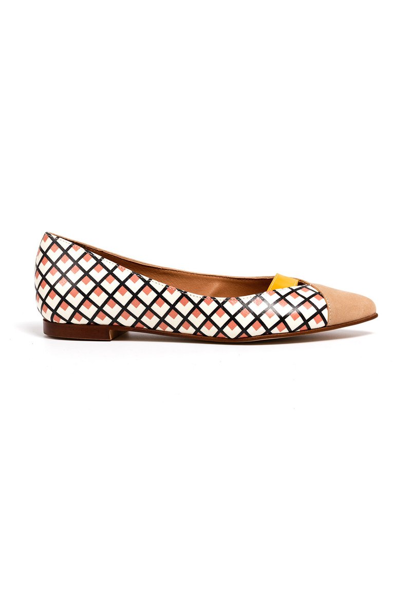 Bailarina con un exterior blanco y melocotón estampado, diseño de cuadrícula negra, puntera de ante beige y un pequeño acento amarillo en el lateral.