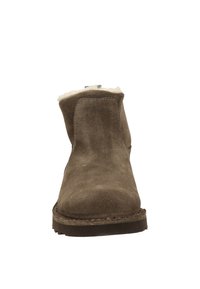 Braune Wildleder-Ankle-Boots mit weichem, cremefarbenem Futter, flacher Gummisohle und simplem, funktionalem Design. Keine sichtbaren Beschläge oder Verzierungen.