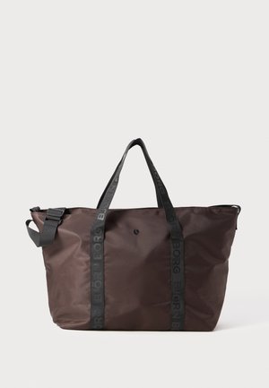 Barna nejlon vászontáska, fekete logónyomott pántokkal, cipzárral záródik, és tágas kialakítással rendelkezik, egyetlen felső fogantyúval.