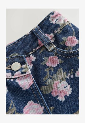 Tkanina dżinsowa z niebieskim i różowym kwiatowym wzorem, z metalowym guzikiem oraz jasno brązowym przeszyciem na pasie i szwach.