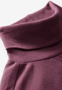 Ribovaný rolák sveter v hlbokej purpurovej farbe, s prehnutým golierom a hladkou textúrou, s jemnými detailmi šitia.