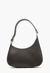 Czarna skórzana torba na ramię o zaokrąglonym kształcie, z pojedynczym uchwytem u góry i minimalistycznym wzornictwem. Szwy wzdłuż brzegów.