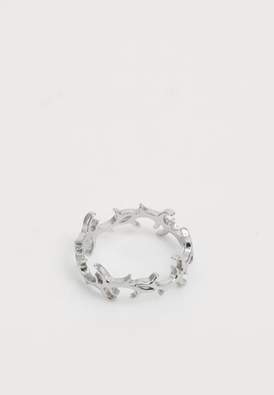 Bague en argent avec un design de vigne ajouré comportant des branches courbées formant un bandeau circulaire continu sur un fond blanc.