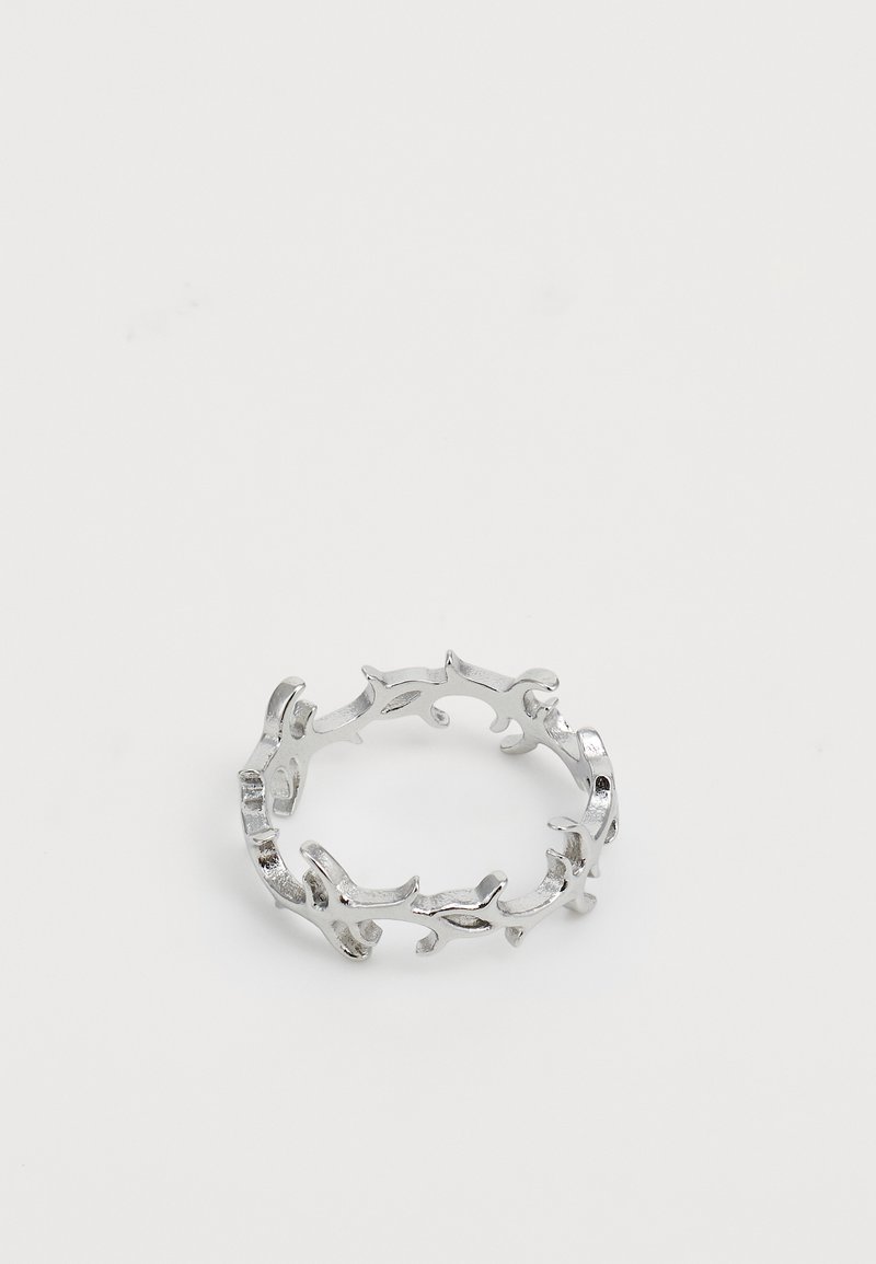 Bague en argent avec un design de vigne ajouré comportant des branches courbées formant un bandeau circulaire continu sur un fond blanc.