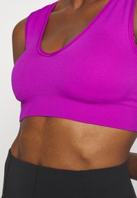 Athleta AURORA U NECK MUSCLE BRA A-C - Sutiã desportivo de suporte ligeiro - jazzy purple