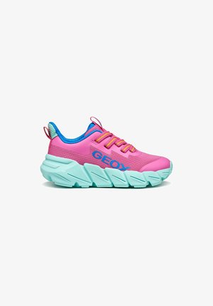 Zapatilla de deporte de un brillante color rosa con suela aqua, características en azul y cordones vibrantes. Logo "GEOX" exhibido de forma prominente en el lateral.