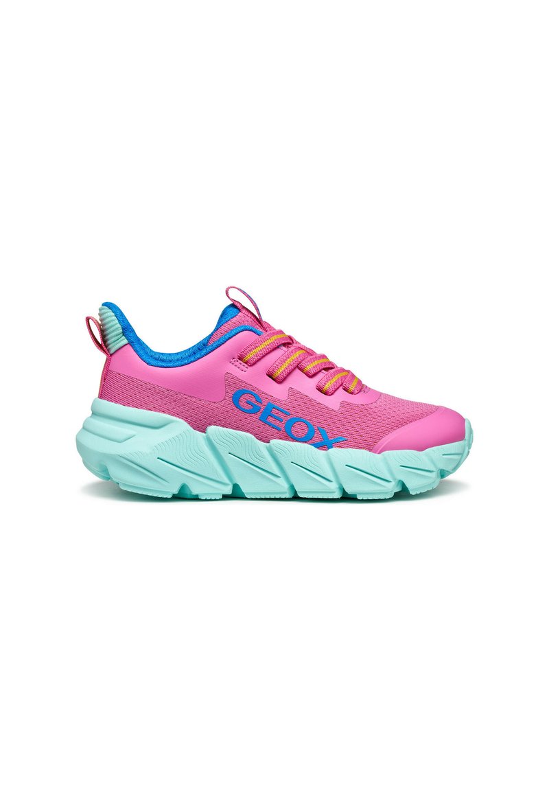 Sneaker fucsia brillante con suola acquamarina, caratterizzata da accenti blu e lacci vivaci. Il logo "GEOX" è ben visibile sul lato.