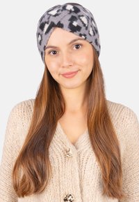 Bandeau en polaire à motifs gris et noir avec un design torsadé, texture douce et ajustement confortable. Conçu pour la chaleur par temps froid.