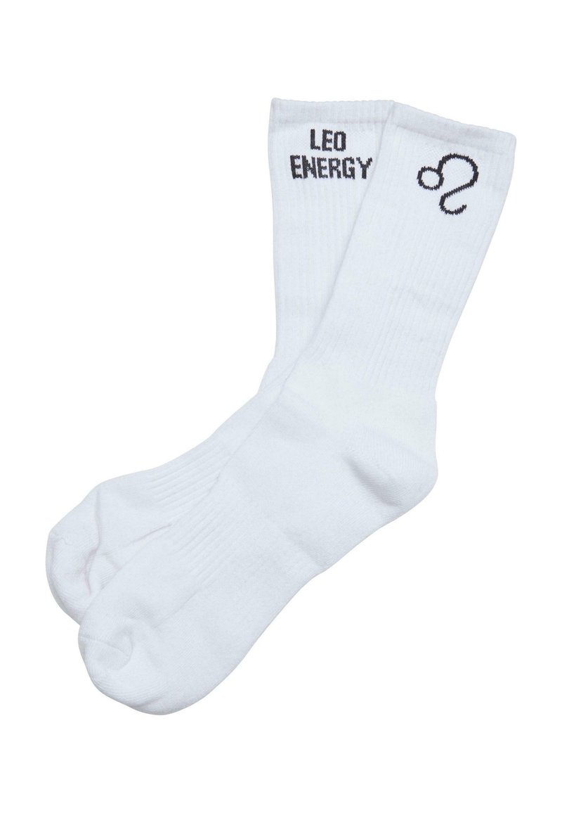 Hvite bomullssokker med ribbet tekstur, med "LEO ENERGY" brodert i svart på den ene siden og et lite løvesymbol på den andre.