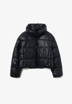 Giacca a vento nera con finitura lucida, design corto, colletto alto, chiusura con zip e texture trapuntata. Presenta maniche larghe e una vestibilità rilassata.