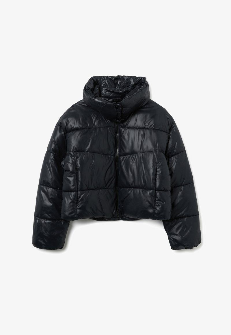 Giacca a vento nera con finitura lucida, design corto, colletto alto, chiusura con zip e texture trapuntata. Presenta maniche larghe e una vestibilità rilassata.