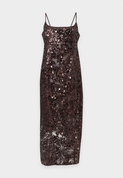 Longue robe marron foncé sans manches avec de fines bretelles, recouverte de sequins brillants, présentée sur un fond uni gris clair.