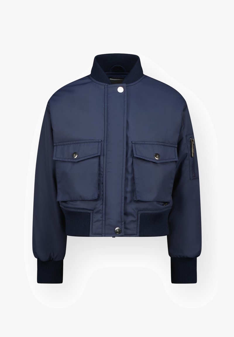 Marineblauwe bomberjack met een rits aan de voorkant, twee voorzakken met klep en geribbelde manchetten. Gemaakt van soepel, lichtgewicht materiaal.