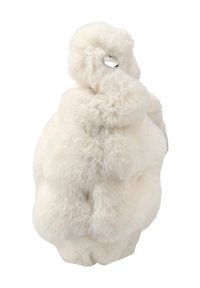 Witte nepbont plush figuur met een afgeronde vorm, een gladde textuur en een klein zilveren labeltje dat aan de bovenkant is bevestigd, dat lijkt op een zacht dier.