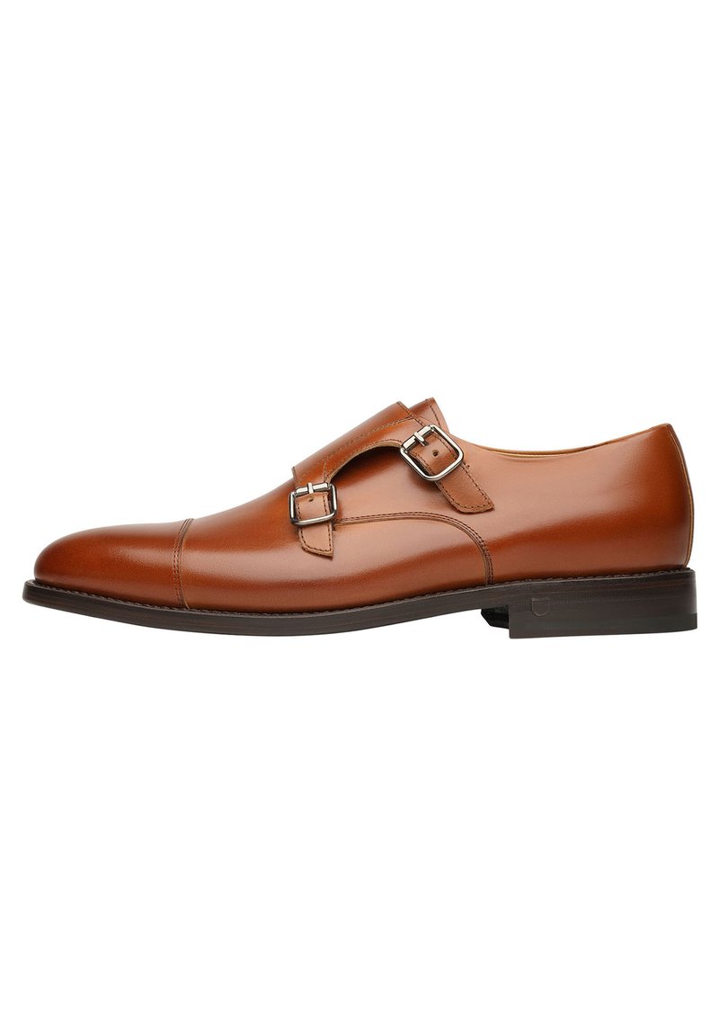 Scarpa da uomo in pelle marrone con doppia fibbia in metallo argentato, finitura liscia, punta arrotondata e tacco basso. Design elegante per occasioni formali.