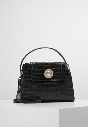 Sac à main en simili cuir noir avec texture crocodile, poigné supérieure, bandoulière amovible et détail en fermoir circulaire en ton doré.