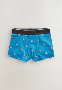 Blå bomullsboxershorts med tryck av svart och vit fotboll. Har en svart midjeband med vita ränder. Mjuk textur, längd till mitten av låret.