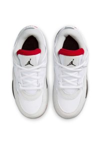 Zapatillas deportivas blancas con acentos en rojo y negro. Incluyen una parte superior de malla, un collar acolchado, cierre con cordones y el logo de Jumpman en la lengüeta.