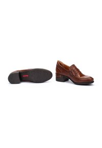 Mocassins en cuir marron avec des détails nervurés, un bout rond et une semelle en caoutchouc texturée avec un petit talon empilé.