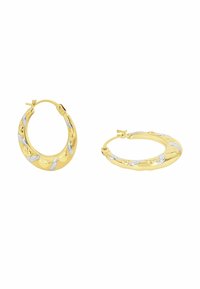 Pendientes de aro de oro con un acabado pulido, adornados con acentos de plata y texturas en forma de corazón, creando un diseño de metales mixtos.
