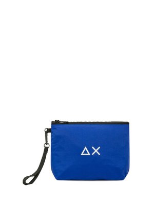 Portapolso rettangolare blu con cerniera e cinturino neri, con simboli bianchi delta e X sul davanti.