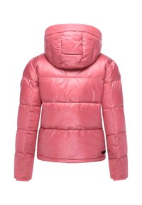 Różowa kurtka puchowa z kapturem, o gładkiej teksturze i pikowanej fakturze. Długie rękawy z elastycznymi mankietami i skrócony krój.