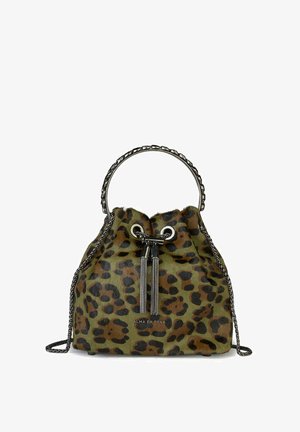 Borsa a secchiello in pelliccia sintetica verde con macchie di leopardo nere; dotata di manico a catena metallica e chiusura con coulisse con dettagli argentati.