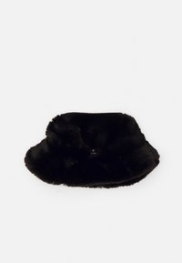 Sombrero de piel sintética negra con una textura suave y esponjosa, forma redondeada y un ala ligeramente más ancha. Diseño sin costuras sin hardware visible.