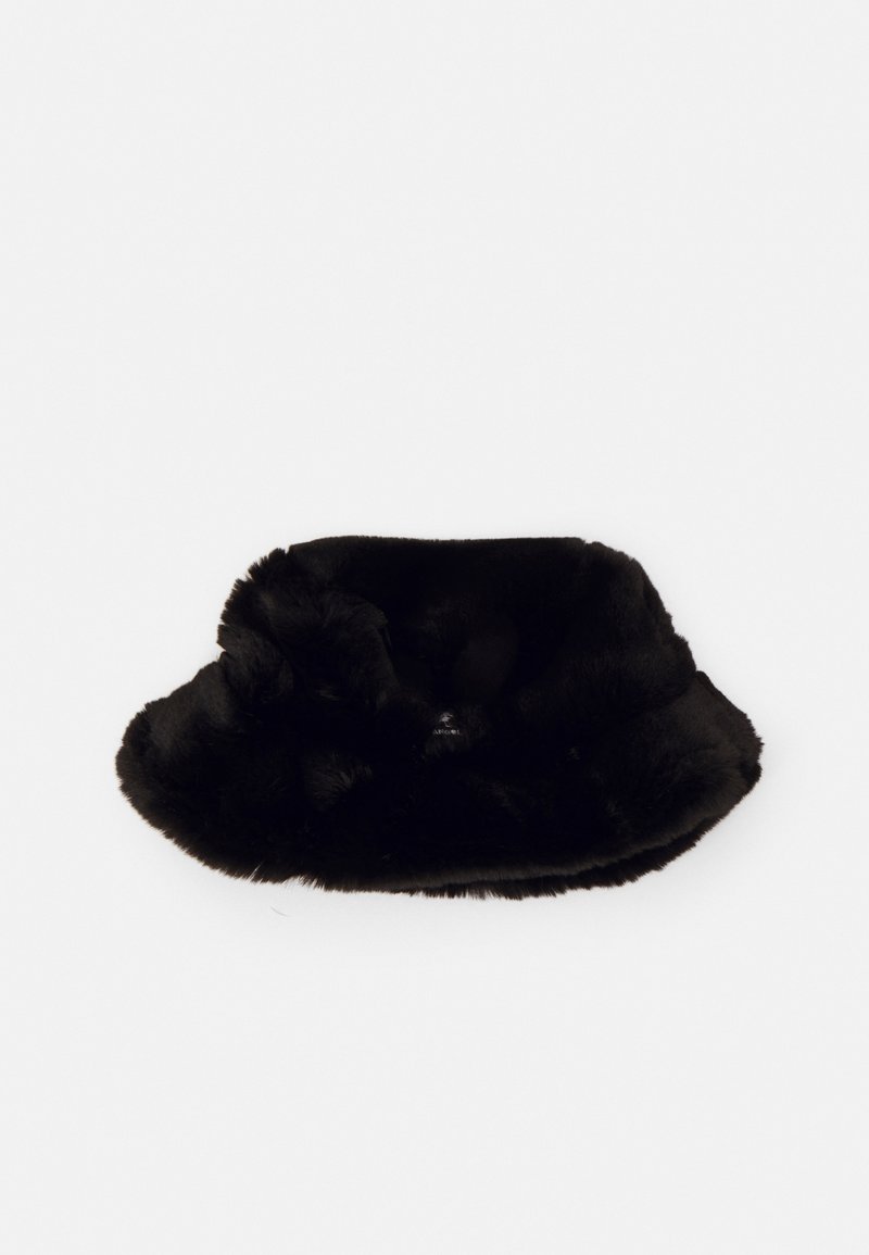 Sombrero de piel sintética negra con una textura suave y esponjosa, forma redondeada y un ala ligeramente más ancha. Diseño sin costuras sin hardware visible.