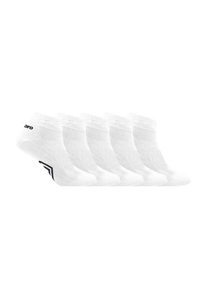 Cinq paires de chaussettes blanches à mi-mollet avec des bords côtelés et un logo noir et un design de chevrons au niveau du talon, disposées côte à côte sur un fond blanc.