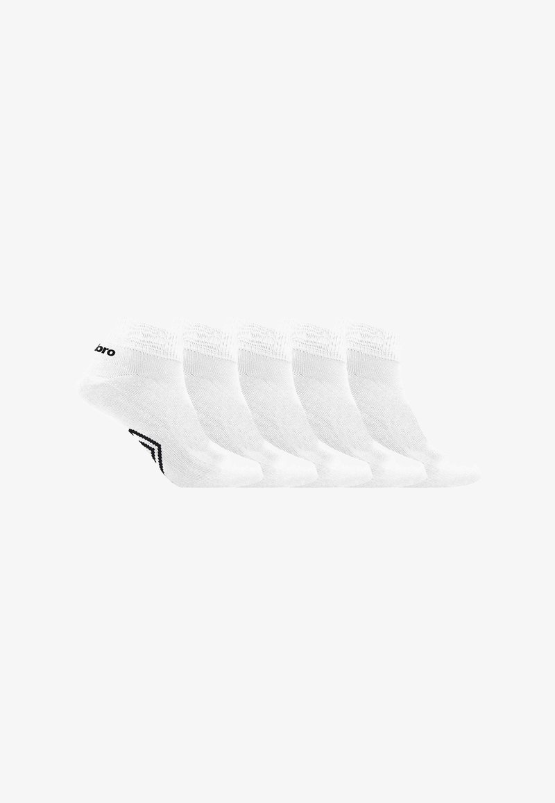 Cinq paires de chaussettes blanches à mi-mollet avec des bords côtelés et un logo noir et un design de chevrons au niveau du talon, disposées côte à côte sur un fond blanc.