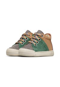 Sneaker multicolori con dettagli in suede grigio, verde e marrone, con perforazioni, suole in gomma bianca e lacci a contrasto.