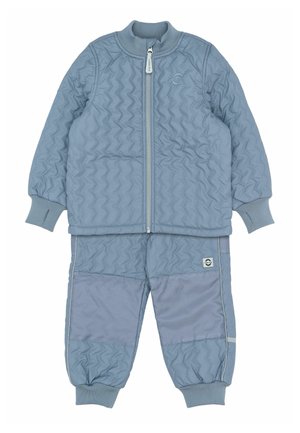 Šviesiai mėlynas paminkštintas vaikų striukės ir kelnių komplektas su zigzaginio siuvimo raštu, priekyje užtrauktukas, plokščios rankogaliai ir sustiprintos kelių įklotės.