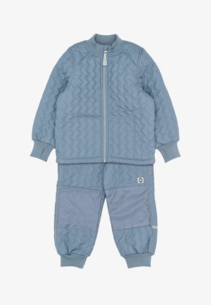 Set pentru copii compus din jachetă și pantaloni căptușiți de un albastru deschis, cu cusături matlasate în zigzag, fermoar frontal, manșete rib, și petice întărite la genunchi.