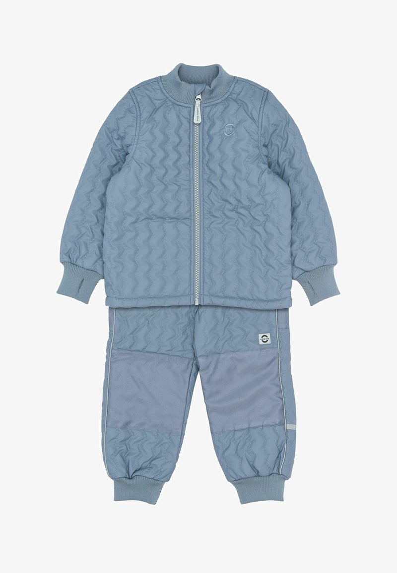 Hellblaues, gepolstertes Kinderjacken- und Hosen-Set mit gestepptem Zickzackmuster, Vorderreißverschluss, Rippbündchen und verstärkten Knie-Patches.