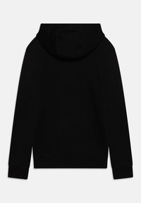 Crna duga majica s kapuljačom dugih rukava sa standardnom kapuljačom, rebrastim manšetama i pasicom, prikazana s leđa na sivoj pozadini.