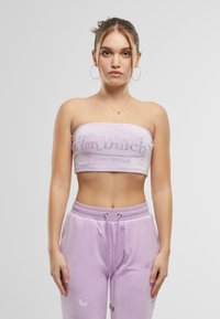 Lilla fløyels bandeau topp med "Von Dutch" logo i rhinestones, parret med matchende joggebukser som har en måne grafikkdetalj.