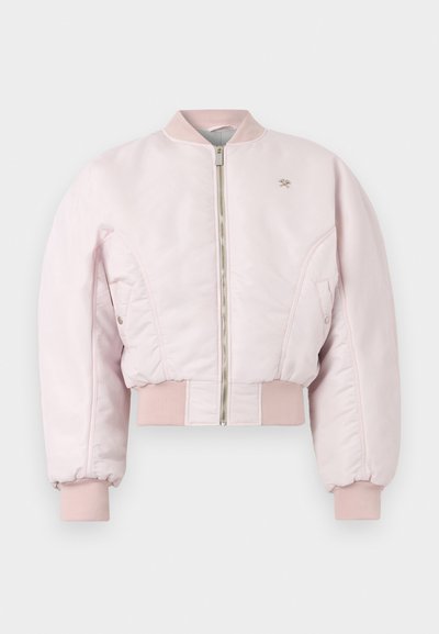 Blouson aviateur rose clair avec fermeture éclair à l'avant, col, poignets et ourlet côtelés, et poches latérales à boutons-pression.