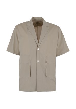 Blazer beige a maniche corte con rever con intaglio, due bottoni e grandi tasche frontali con patta, adatto per abbigliamento casual o formale.